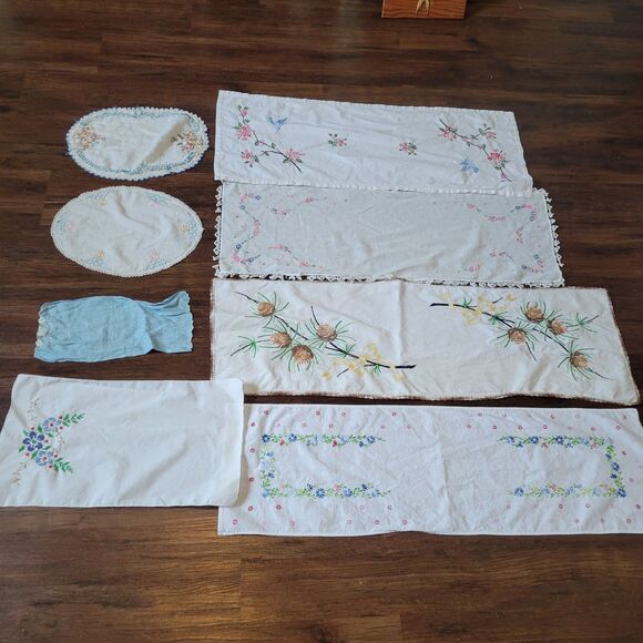 Vintage Lot of 8 Pcs decorated runners dish & fingertip towel dresser scarves - Picture 1 of 16